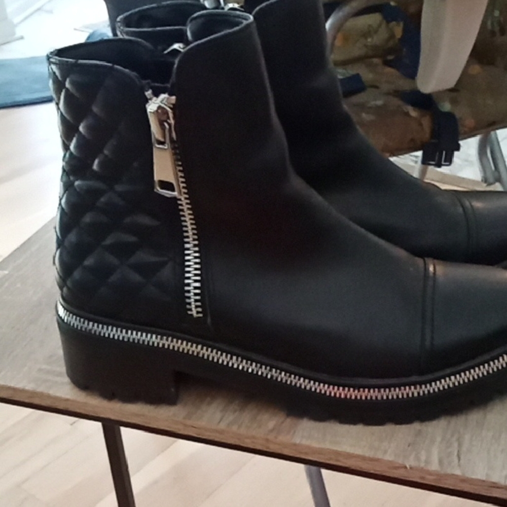 Sleek Black Quilted Ankle Boots with Zipper